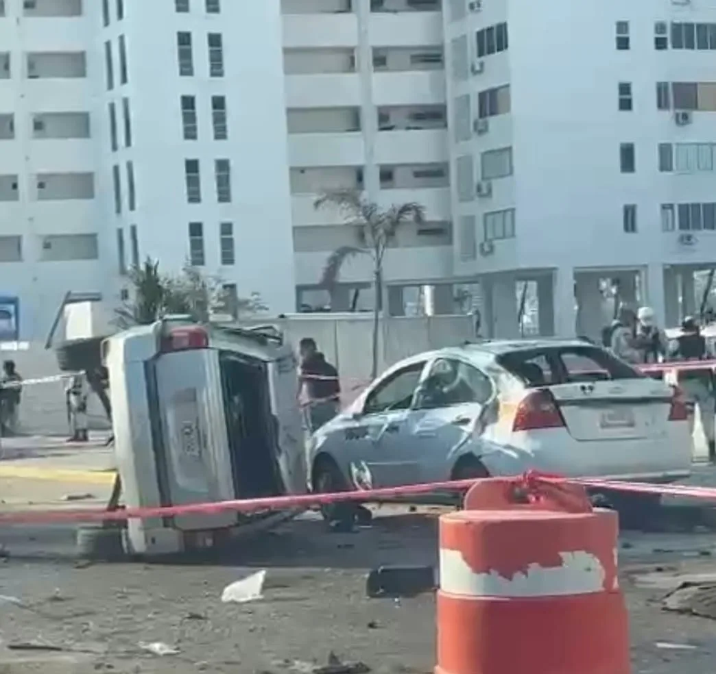 Muere un joven al volcar la camioneta que conducía en la Costera, en Acapulco