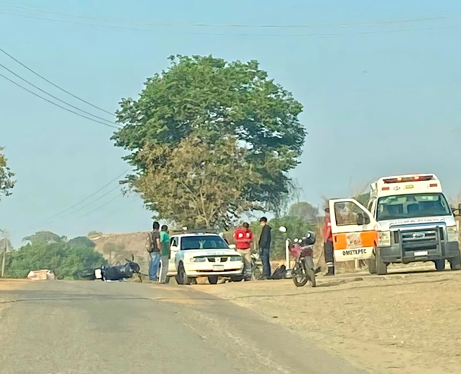 Un joven se impacta con su motocicleta contra un taxi, en carretera de Ometepec