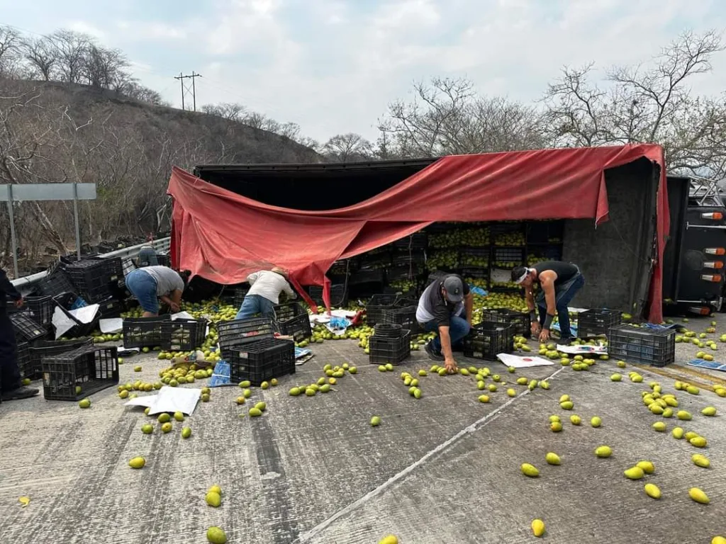 Vuelca Torton con mangos y queda cerrada más de 3 horas la autopista Iguala-Cuernavaca