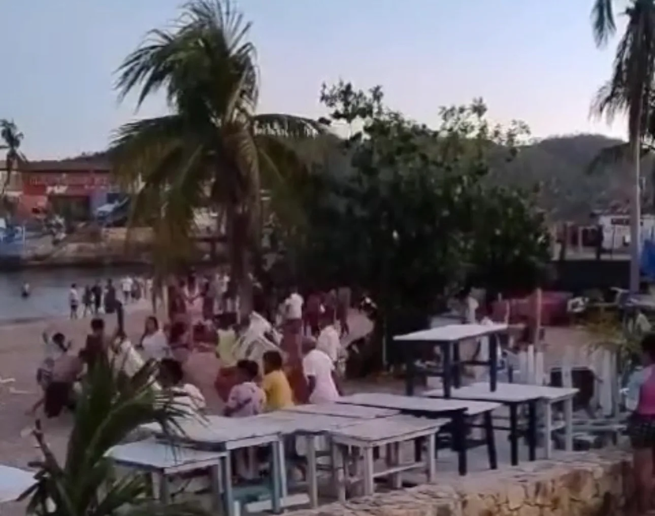 En Acapulco… Se enfrentan turistas y meseros en la tradicional Playa Caleta