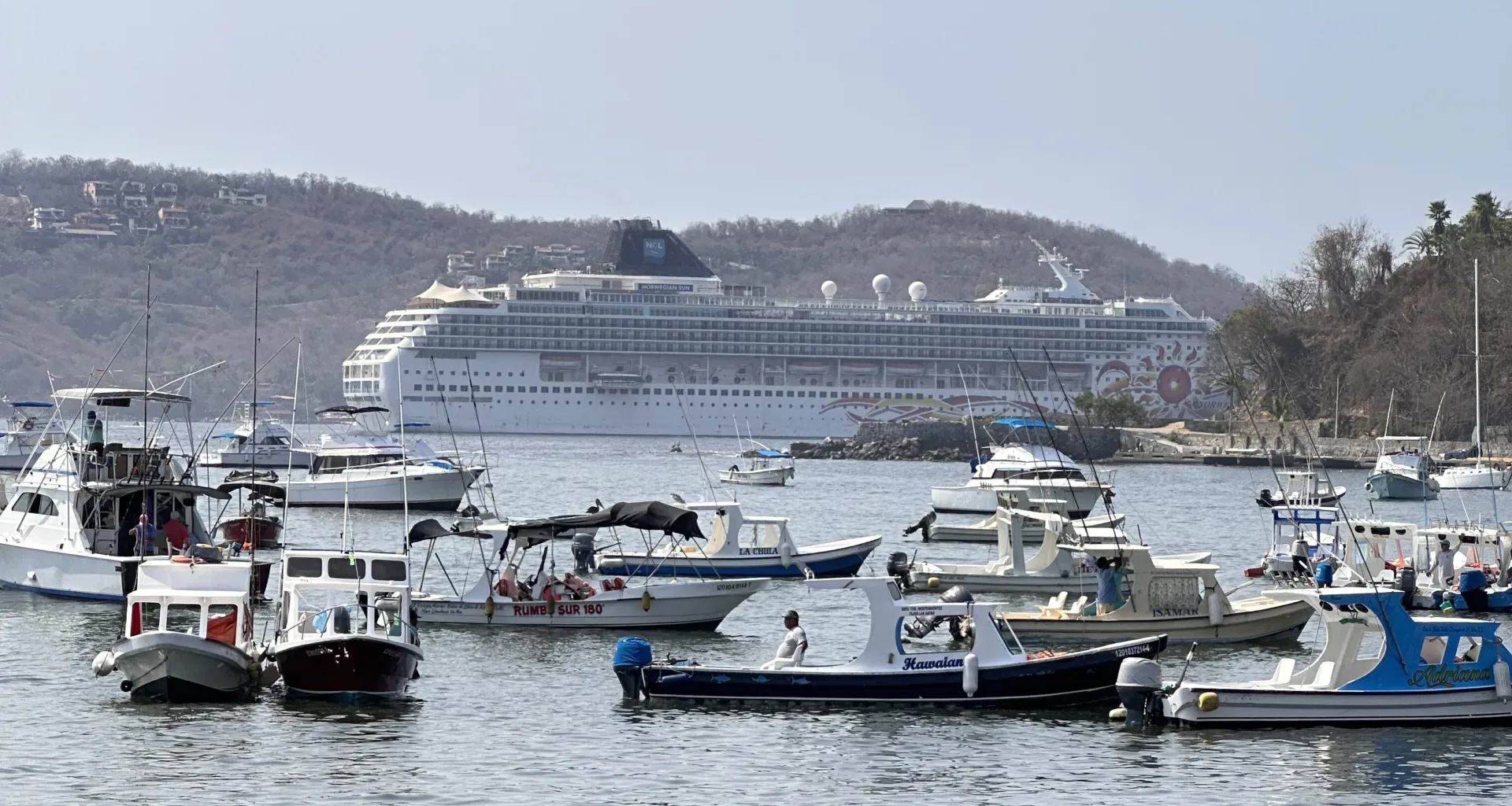 Arriba a Zihuatanejo el Norwegian Sun con 1,788 pasajeros y 897 tripulantes