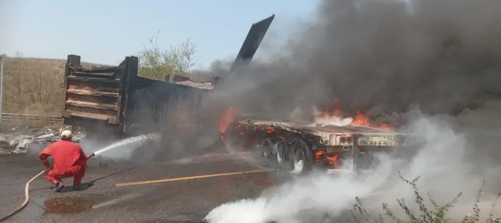 Chocan camiones y se incendian cerca de la caseta Feliciano, los choferes sobreviven