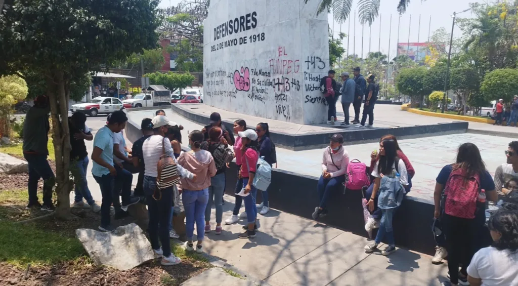 En Chilpancingo… Egresados de normales derriban el portón de oficinas de Marcial Rodríguez