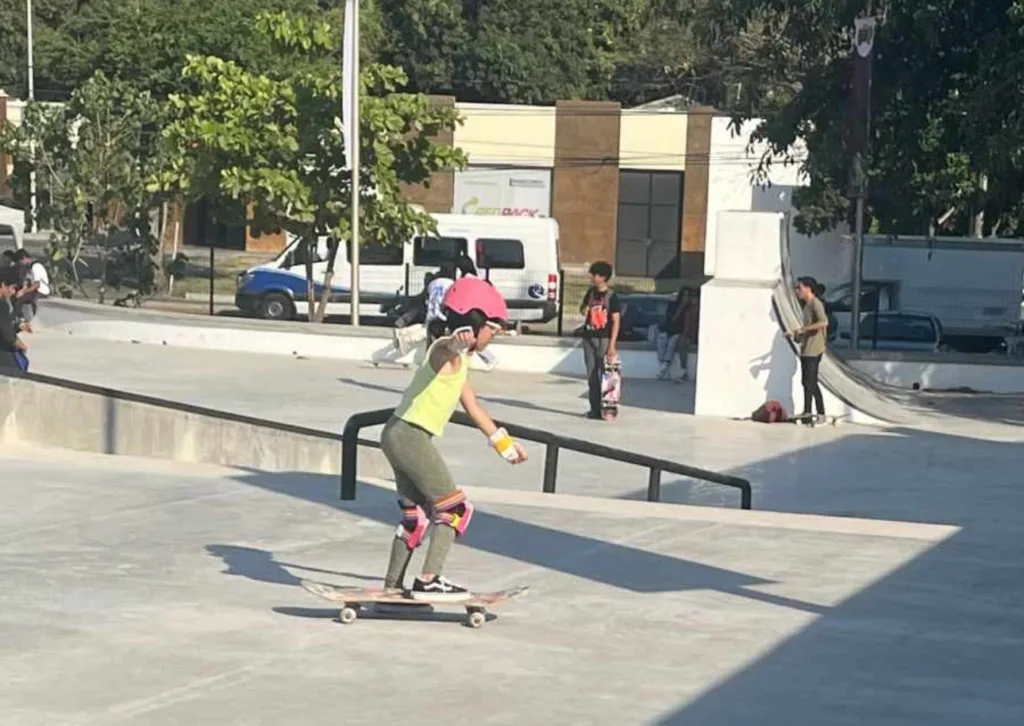 Niños disfrutan del renovado Parque Extremo