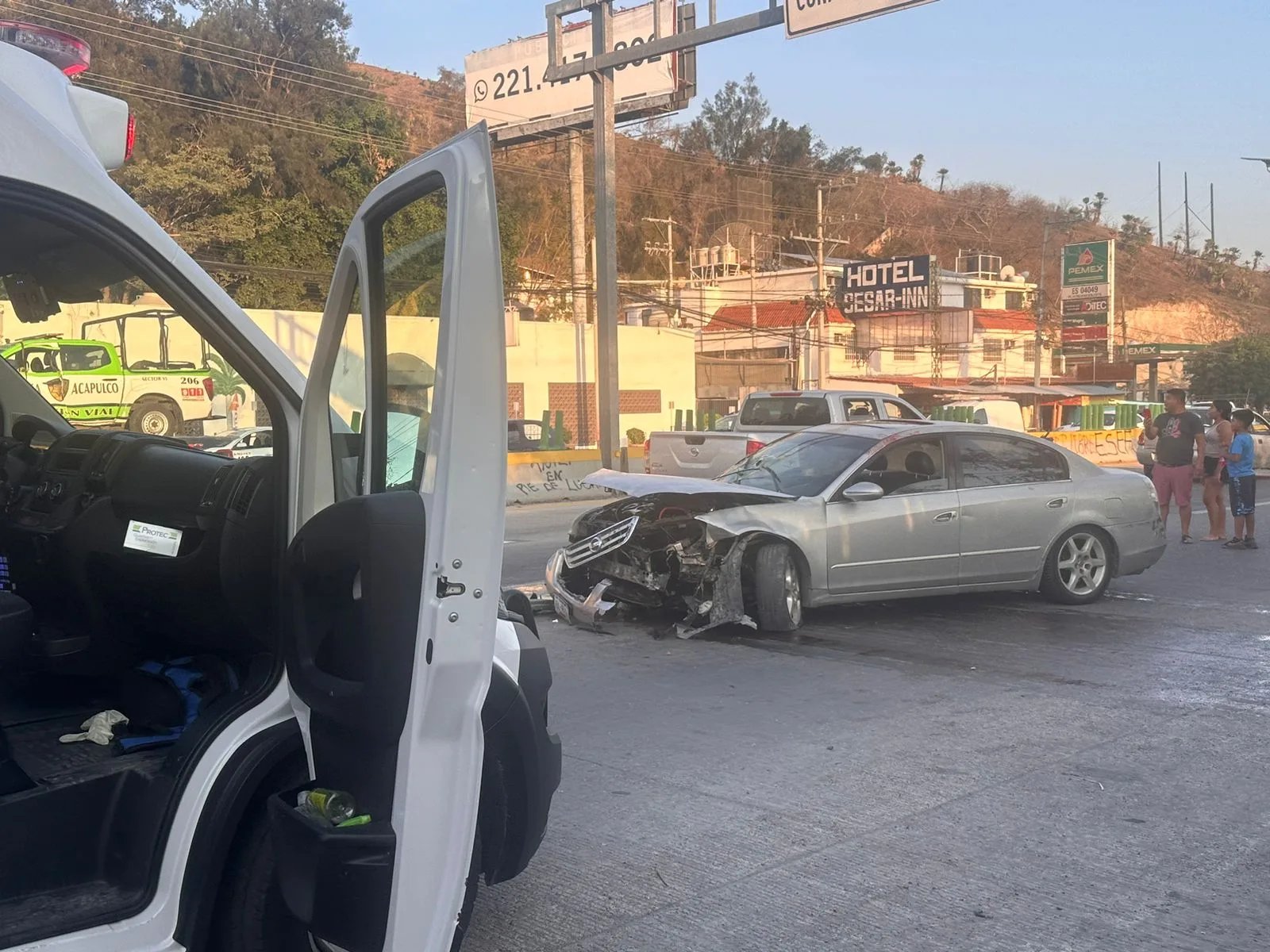 En bulevar de Chilpancingo… Auto impacta con muro y una camioneta y vuelca; un herido