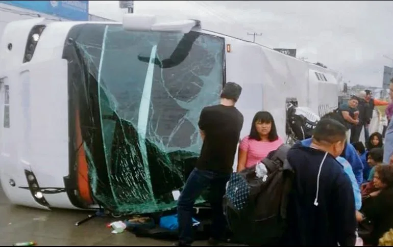 Volcadura de autobús deja 53 heridos en Nuevo León