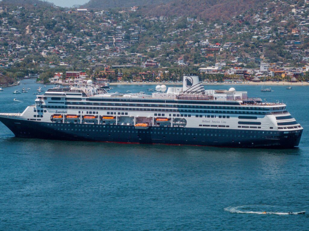 Zihuatanejo se beneficia de la visita del crucero MS Zaandam