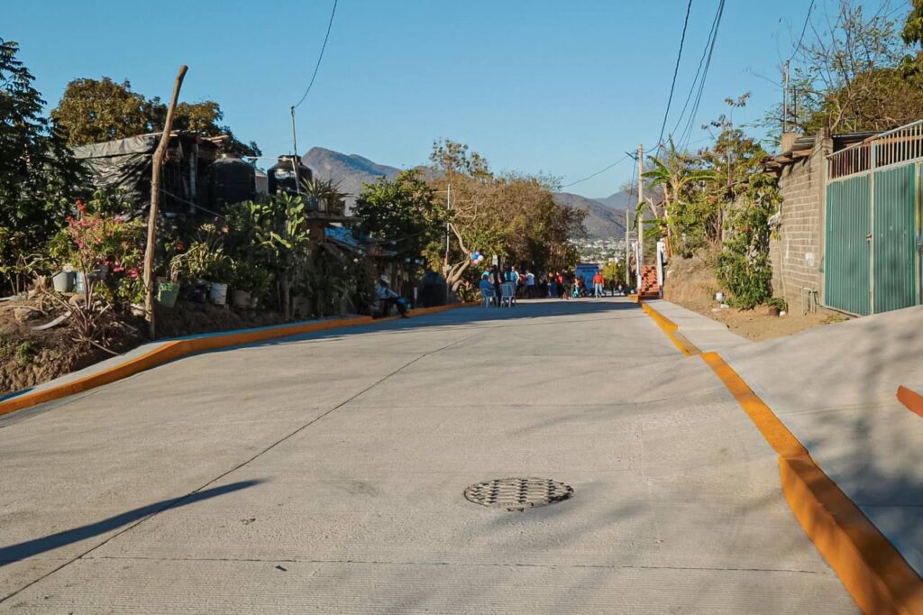 Es pavimentada la calle principal de la colonia Majahua de los pescadores en Zihuatanejo