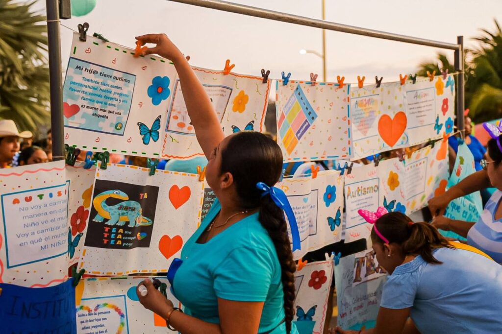 Zihuatanejo se viste de azul en la caminata por el día mundial de la concienciación sobre el autismo