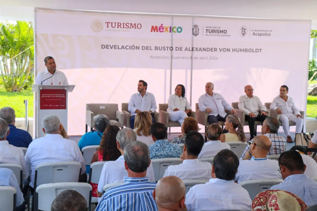 Develan el busto de Alexander Von Humboldt en Acapulco