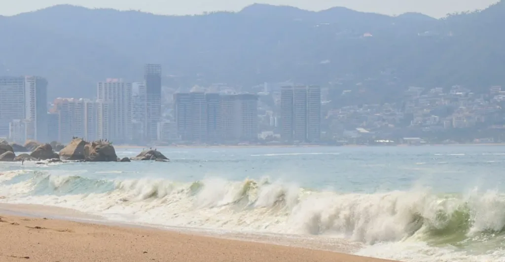 Alertan autoridades sobre la presencia del fenómeno de mar de fondo en playas de Acapulco