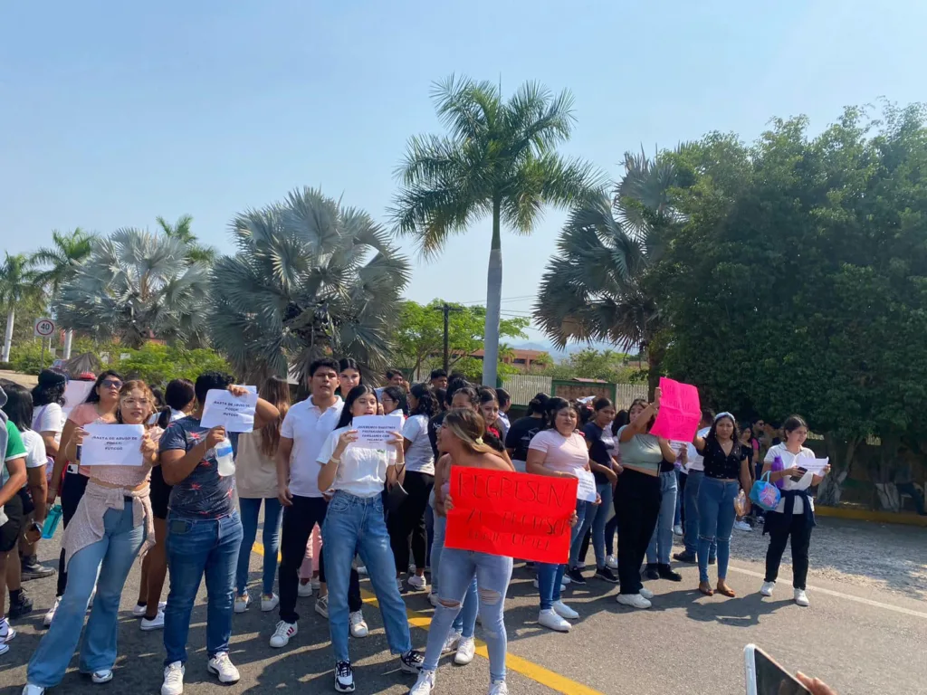 Cierran alumnos de la UTCGG la carretera federal Acapulco-Zihuatanejo