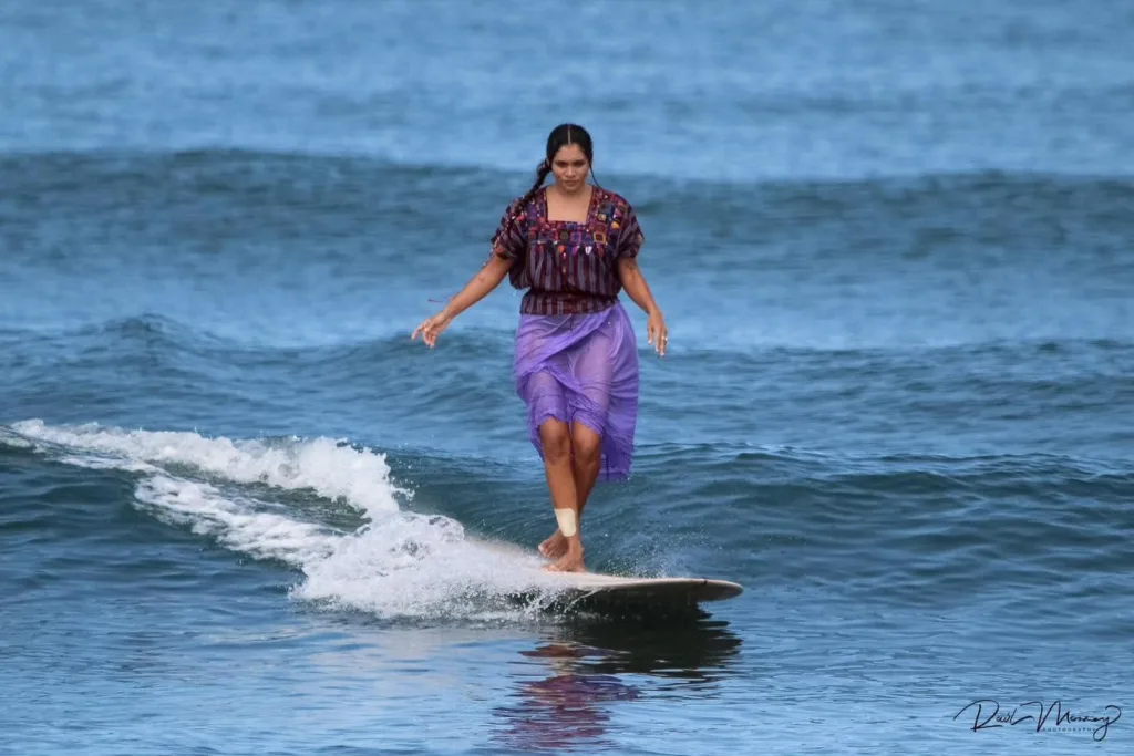 La surfista internacional de playa La Saladita, Patty Valdovinos es tendencia por practicar este deporte vistiendo un huipil tradicional