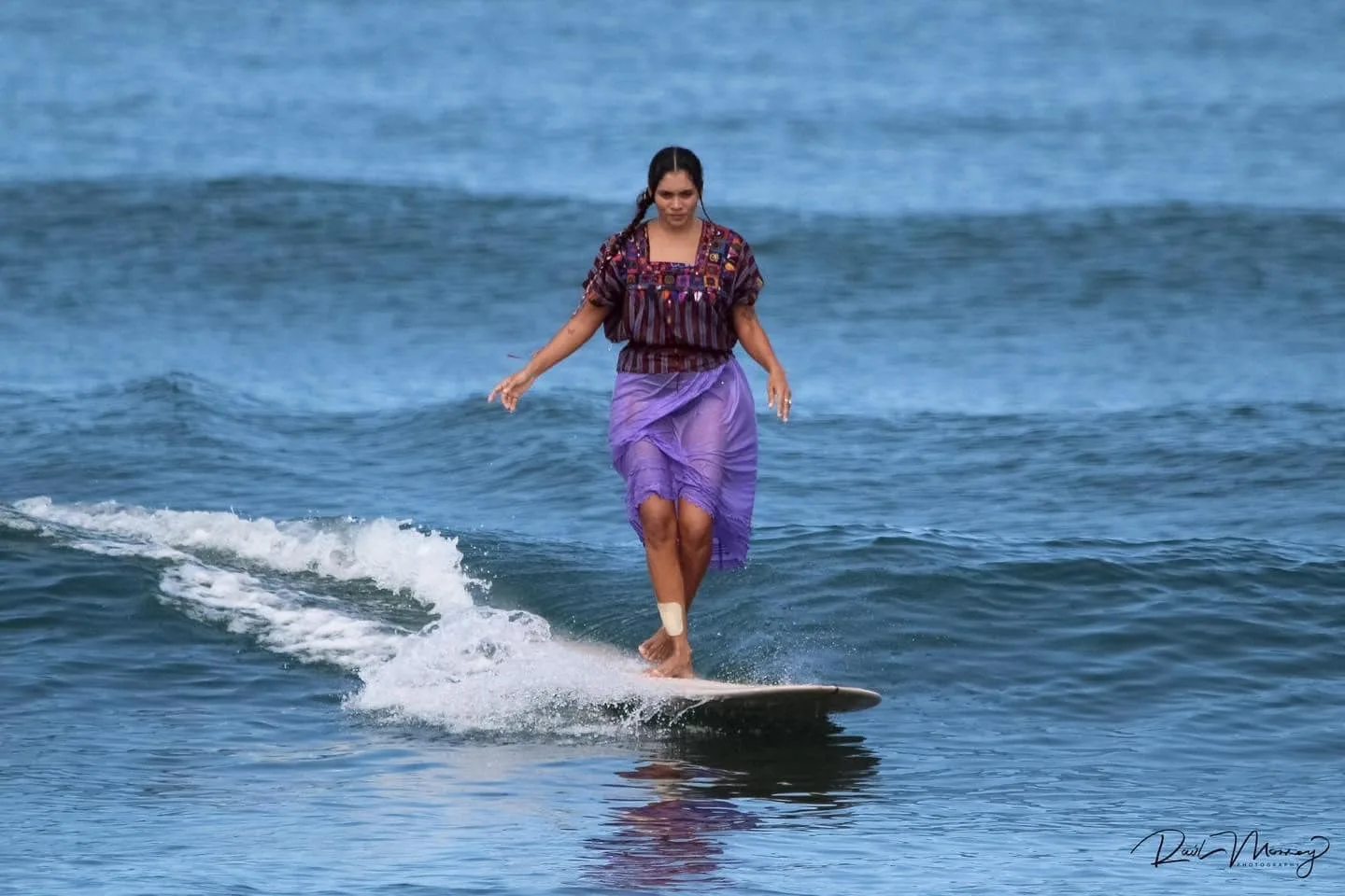 La surfista internacional de playa La Saladita, Patty Valdovinos es tendencia por practicar este deporte vistiendo un huipil tradicional