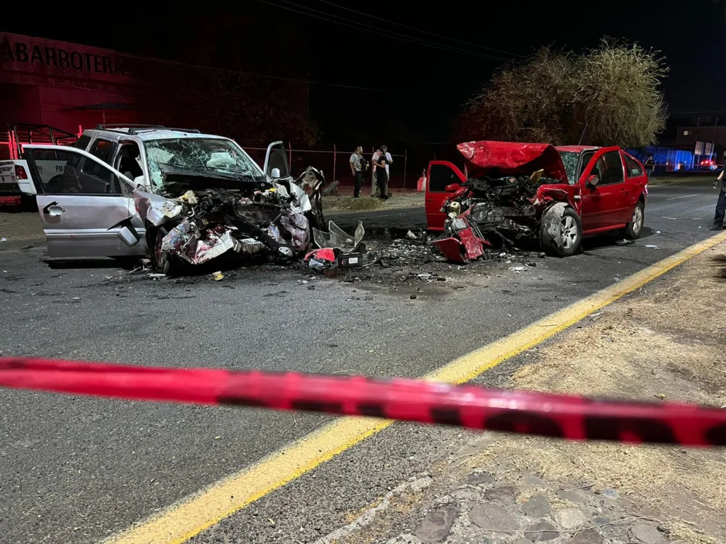 Brutal choque entre dos vehículos deja 3 muertos y 3 heridos, en Altamirano