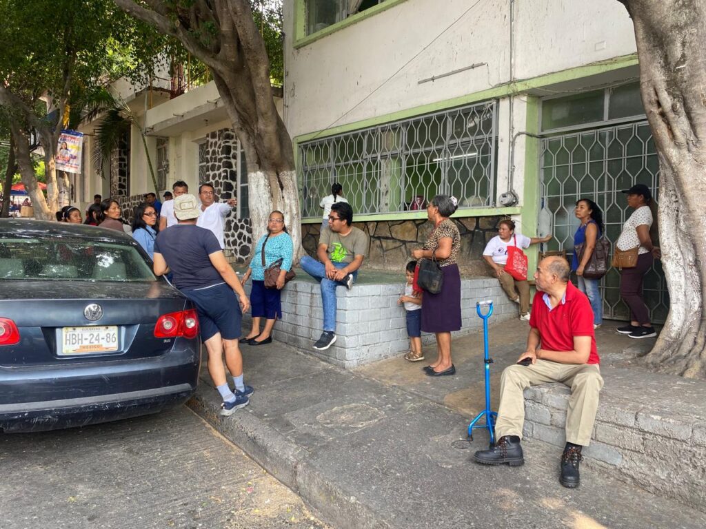 Chilpancingo… Enojados porque carecen de agua, colonos tomaron oficinas de CAPACH