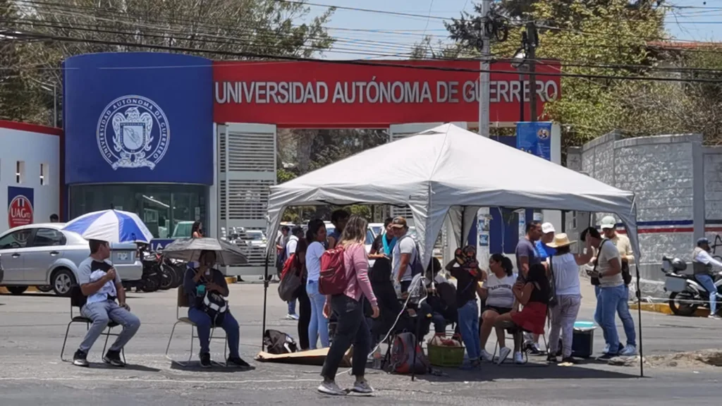 En Chilpancingo… Continúan las protestas por el presunto el fraude en Ciencias Químicas de la UAGro