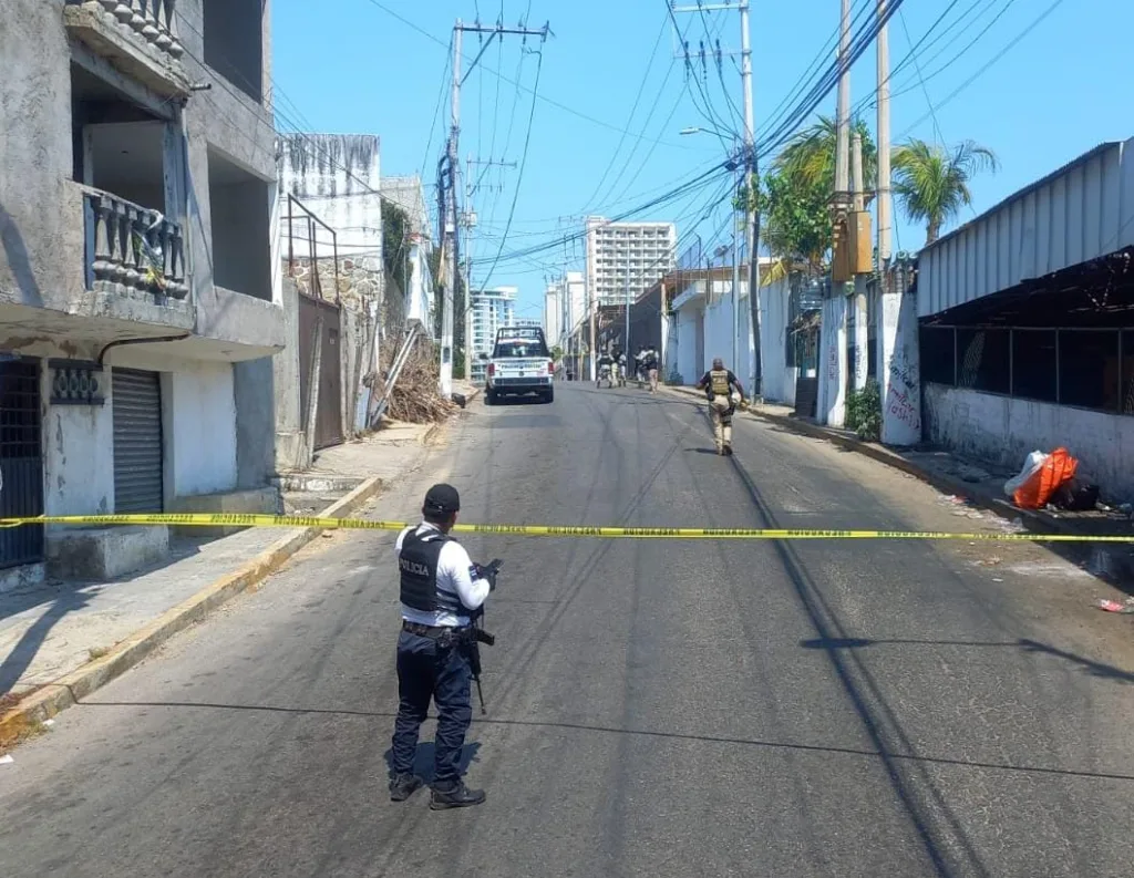 En Acapulco… Hallan cadáver de un hombre en estado de descomposición en la cajuela de un auto