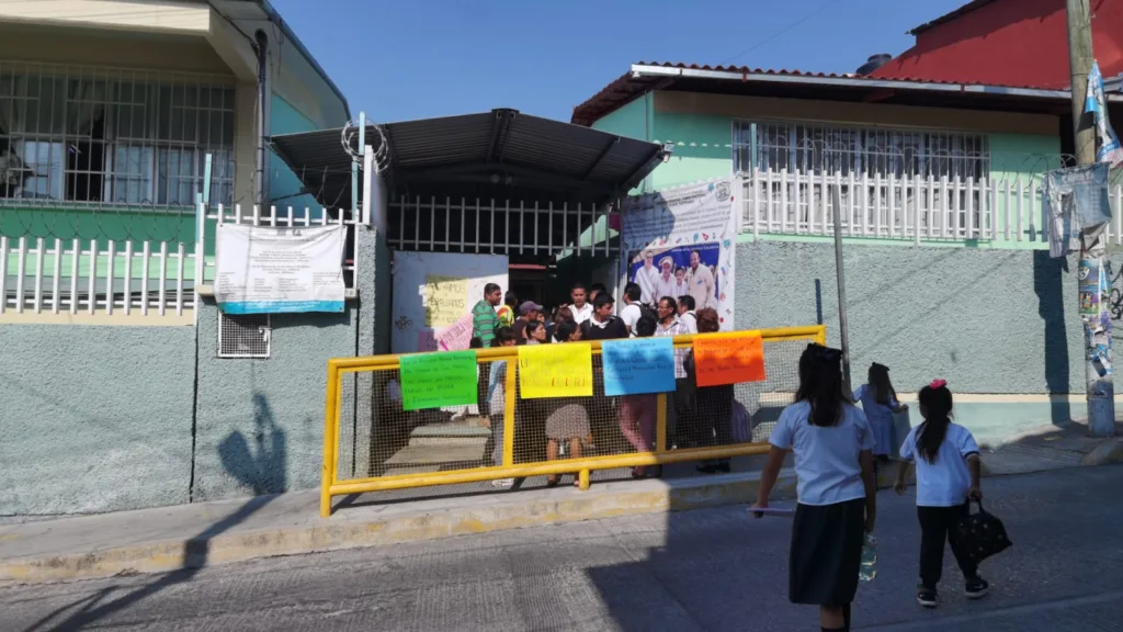 En Chilpancingo… Cierran una escuela primaria por conflicto entre docentes