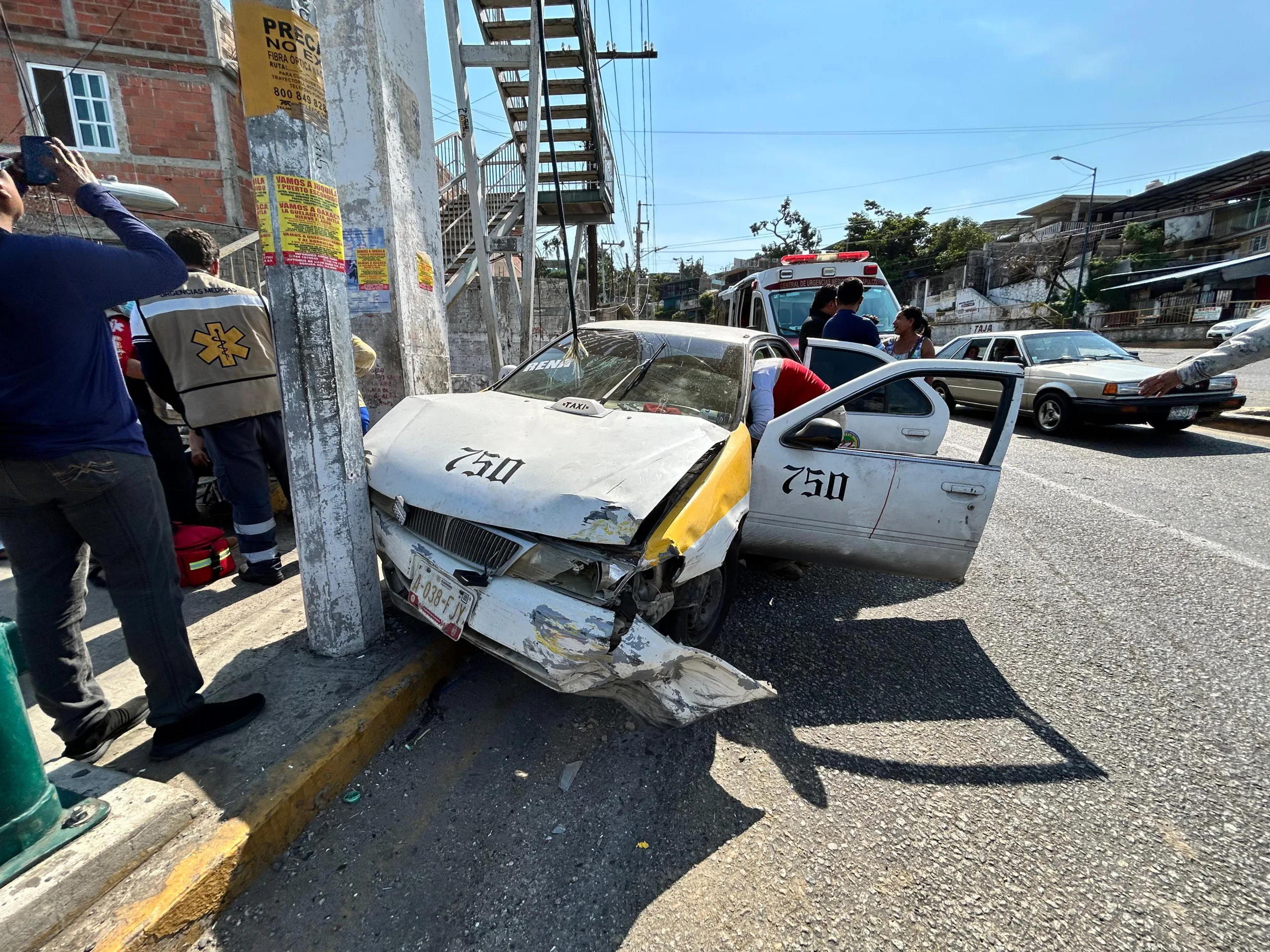 En Acapulco… Cinco heridos al chocar contra un poste por mensajear con su celular