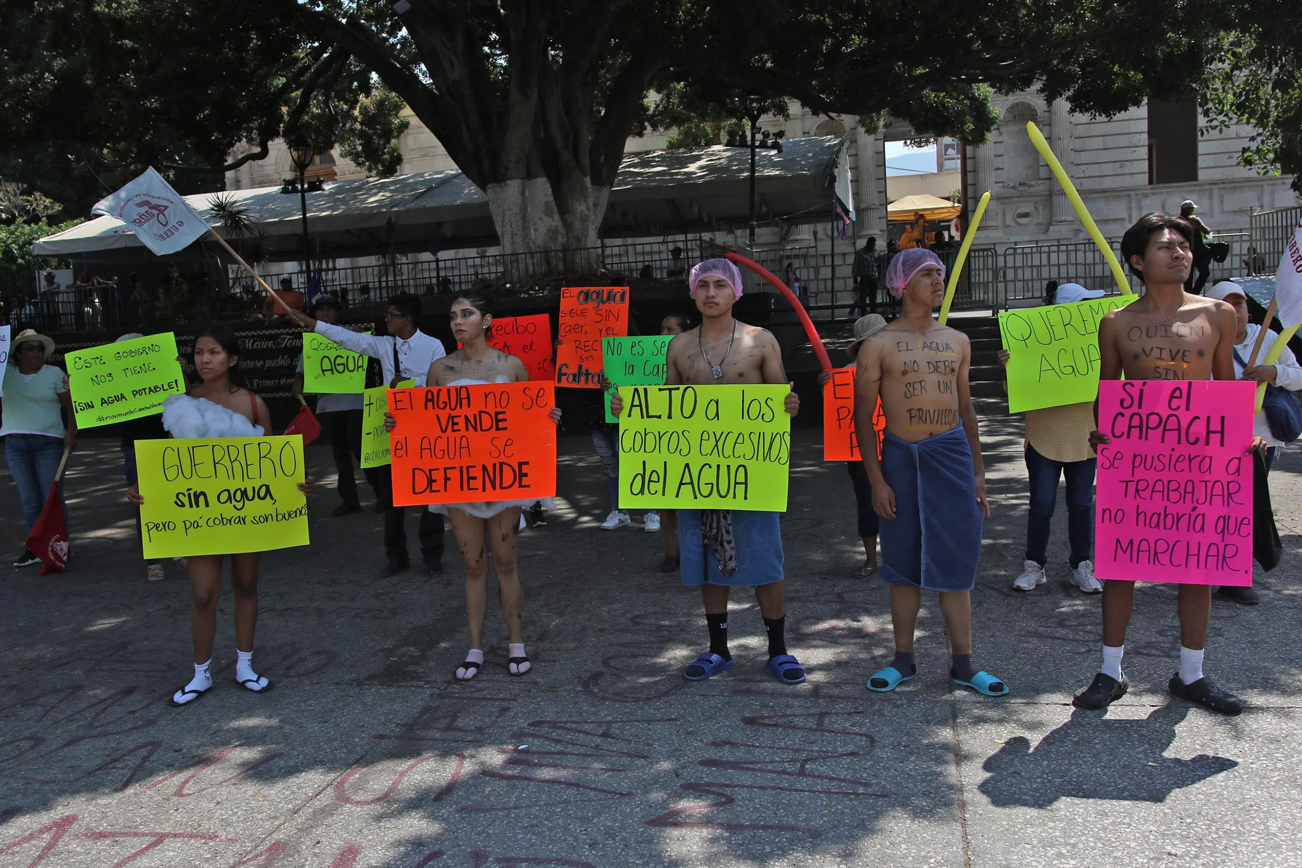 En Chilpancingo… Semidesnudos protestan en la plaza central en demanda de agua