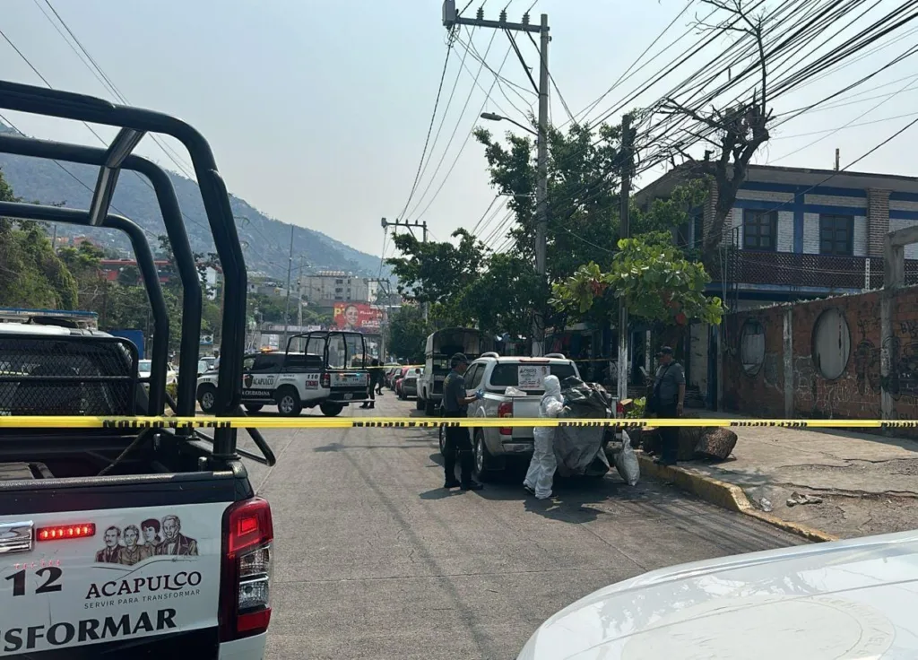 Dejan a otros dos hombres descuartizados en la batea de una camioneta, en Acapulco