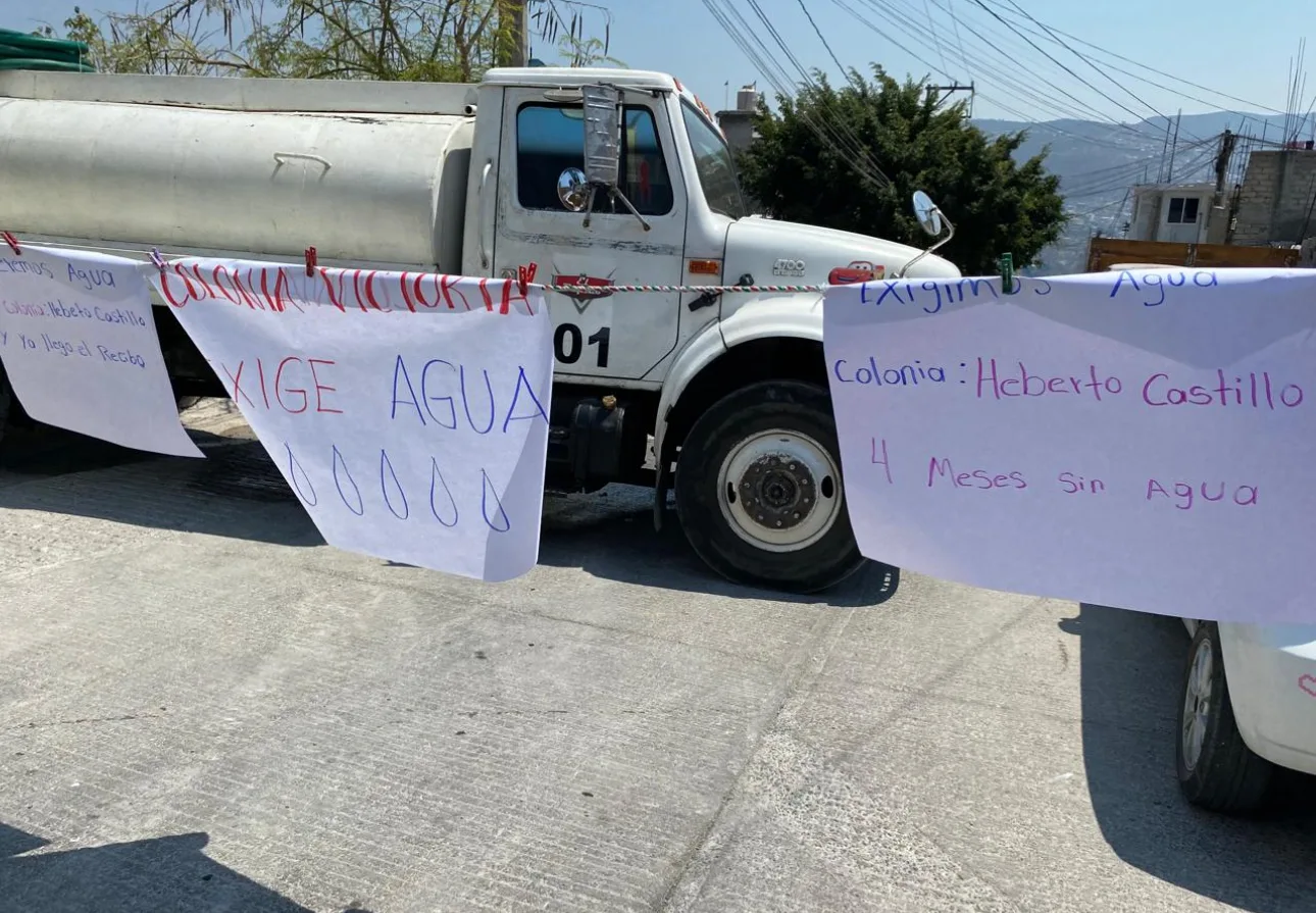 En Chilpancingo… Bloquean calle principal y retienen pipas de la CAPACH por la falta de agua
