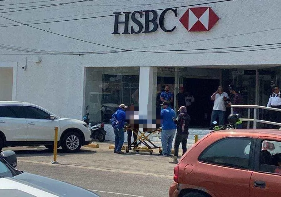 En Acapulco… Evita que lo asalten, pero lo atacan a balazos adentro de un HSBC