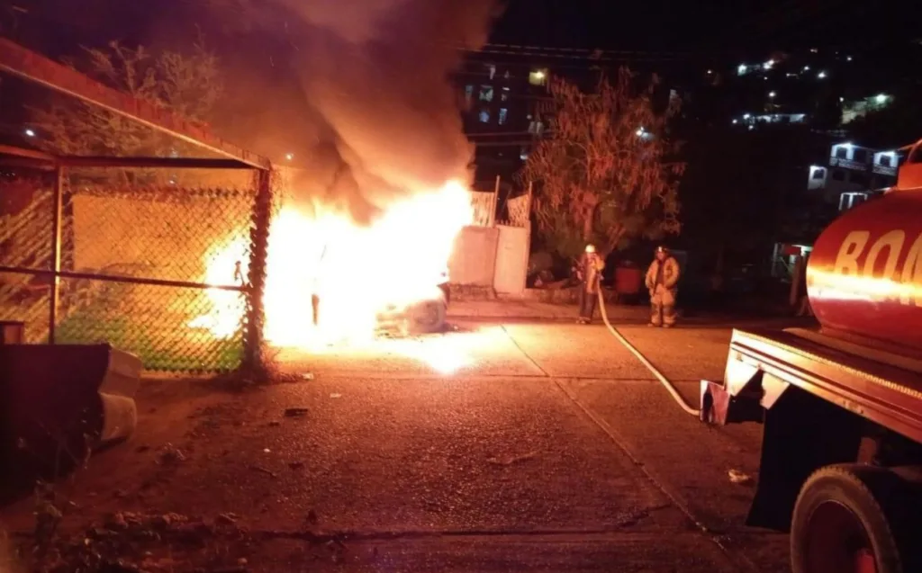En Acapulco… Incendian un vehículo y disparan en repetidas ocasiones en El Coloso