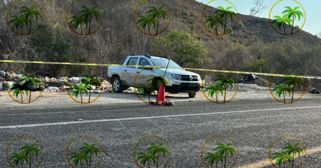 Localizan a 2 hombres muertos en vehículo sobre la carretera Zihuatanejo-Lázaro Cárdenas