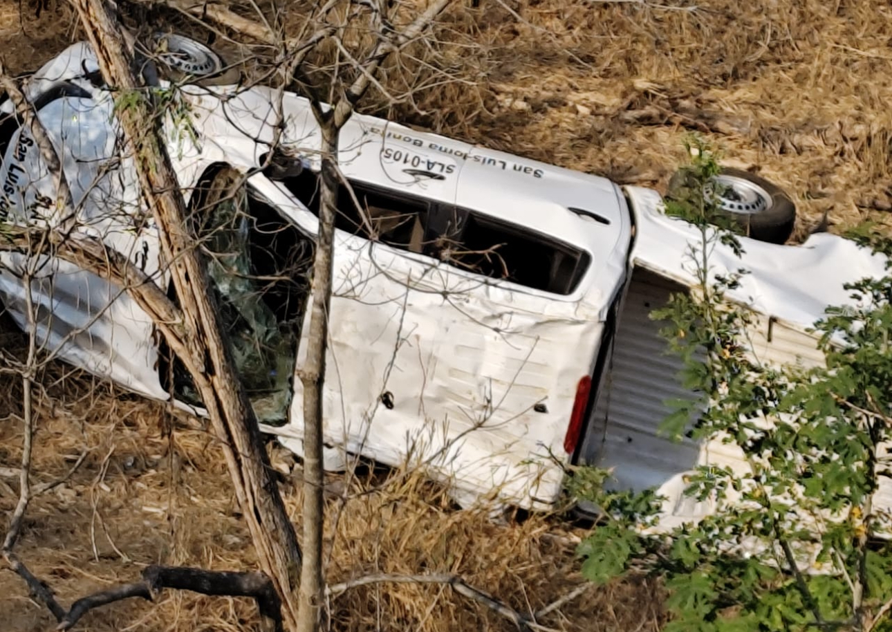 En San Luis Acatlán… Adultos y menores heridos al volcar una camioneta a profundo barranco