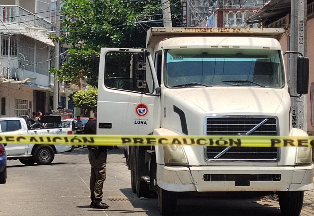 En Acapulco… Muere trabajador al caerle la tapa de un camión materialista, en La Laja