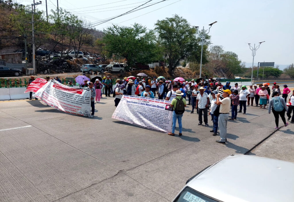 En Chilpancingo… Bloquean la Autopista alumnos, padres de familia y trabajadores de las Preparatorias Populares
