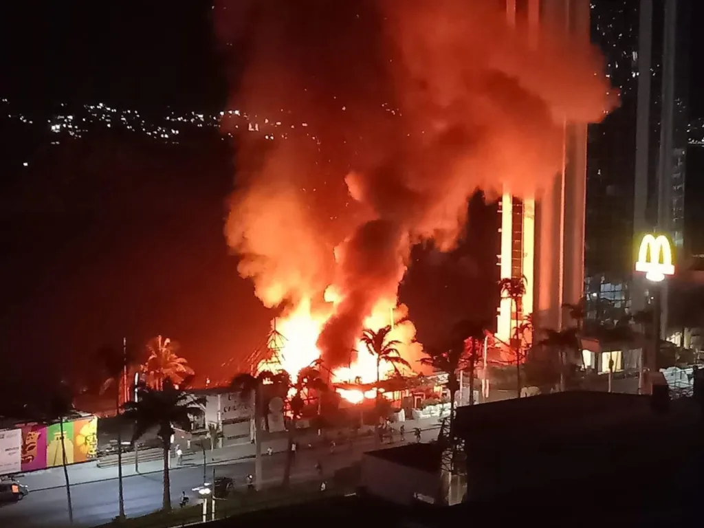 Incendian los restaurantes Bambú y El Tío Alex, en la Condesa de Acapulco