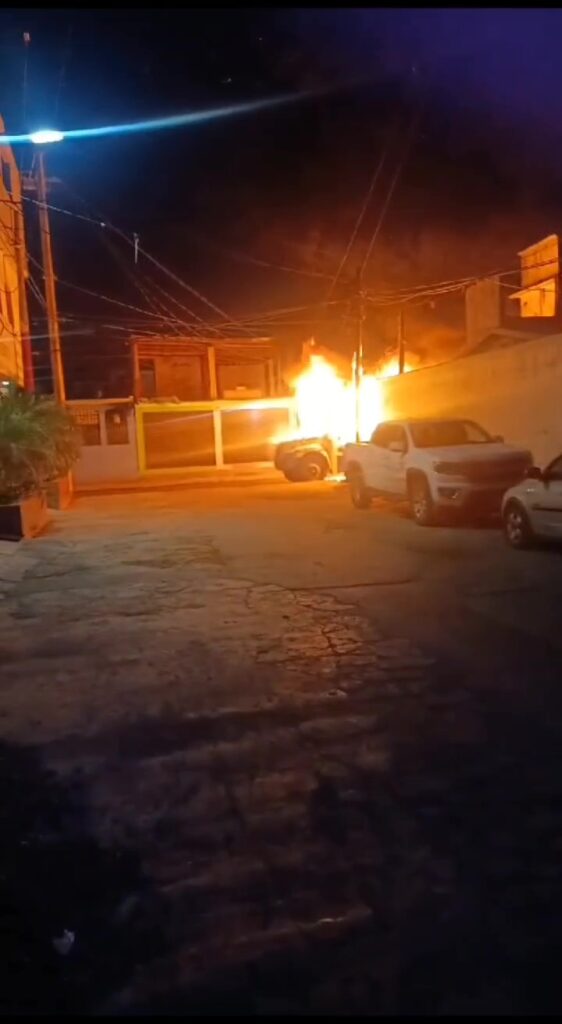 Le rocían gasolina y prenden fuego a un camión urbano, en Acapulco