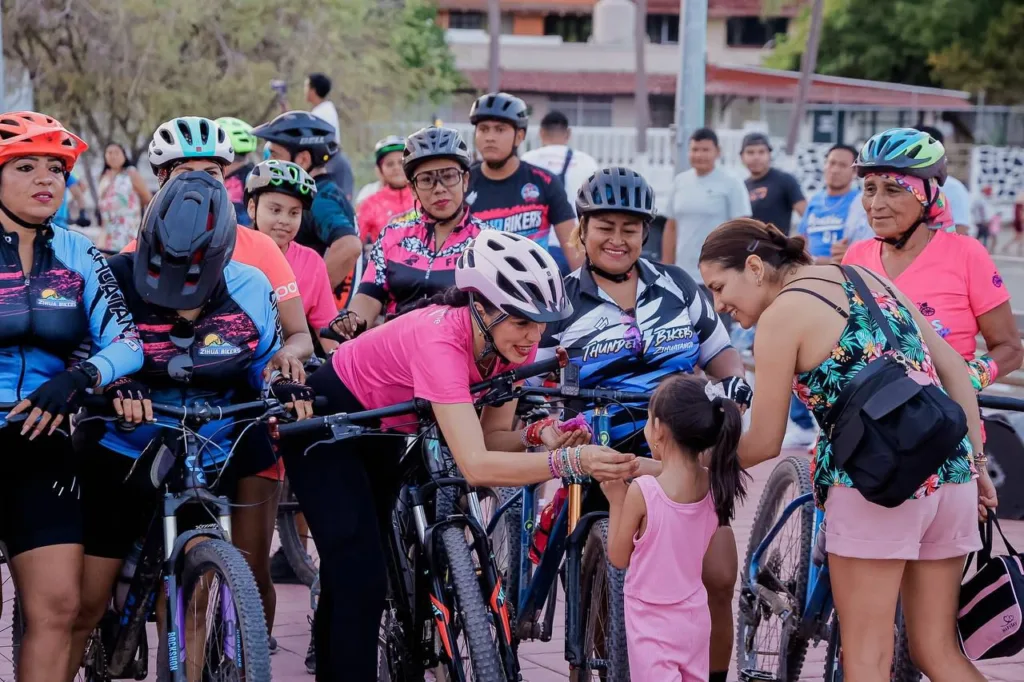 Más de 200 ciclistas refrendaron apoyo a Liz Tapia como presidenta de Zihuatanejo