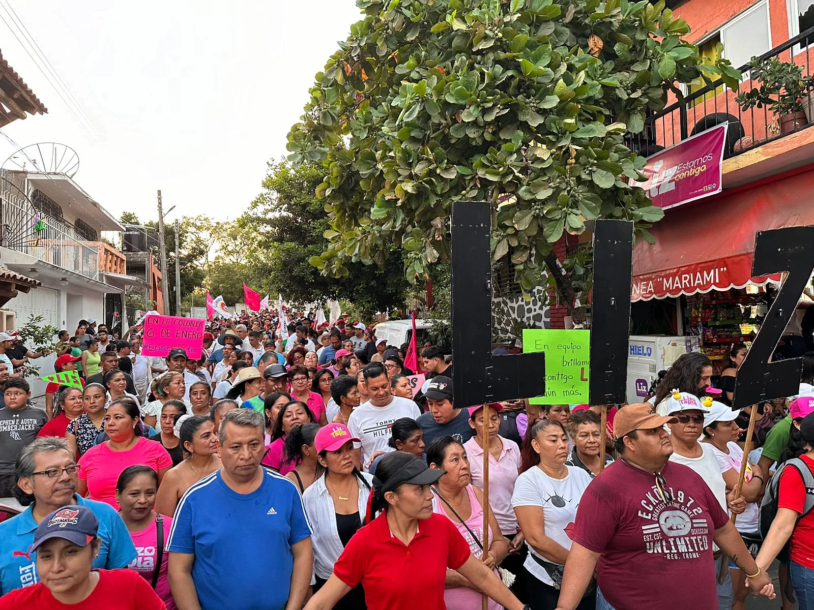 Liz Tapia presenta propuestas de campaña a vecinos de las colonias Niños Héroes y El Hujal.