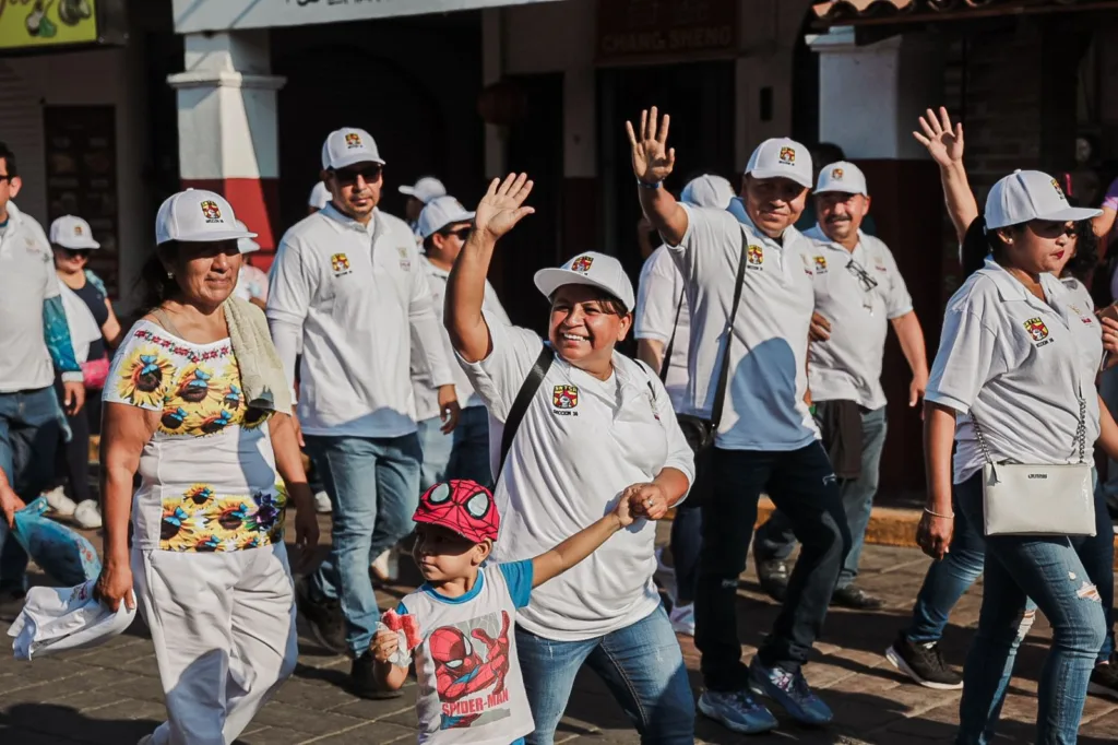 Desfile del día del trabajo en Zihuatanejo, reunió a la base trabajadora