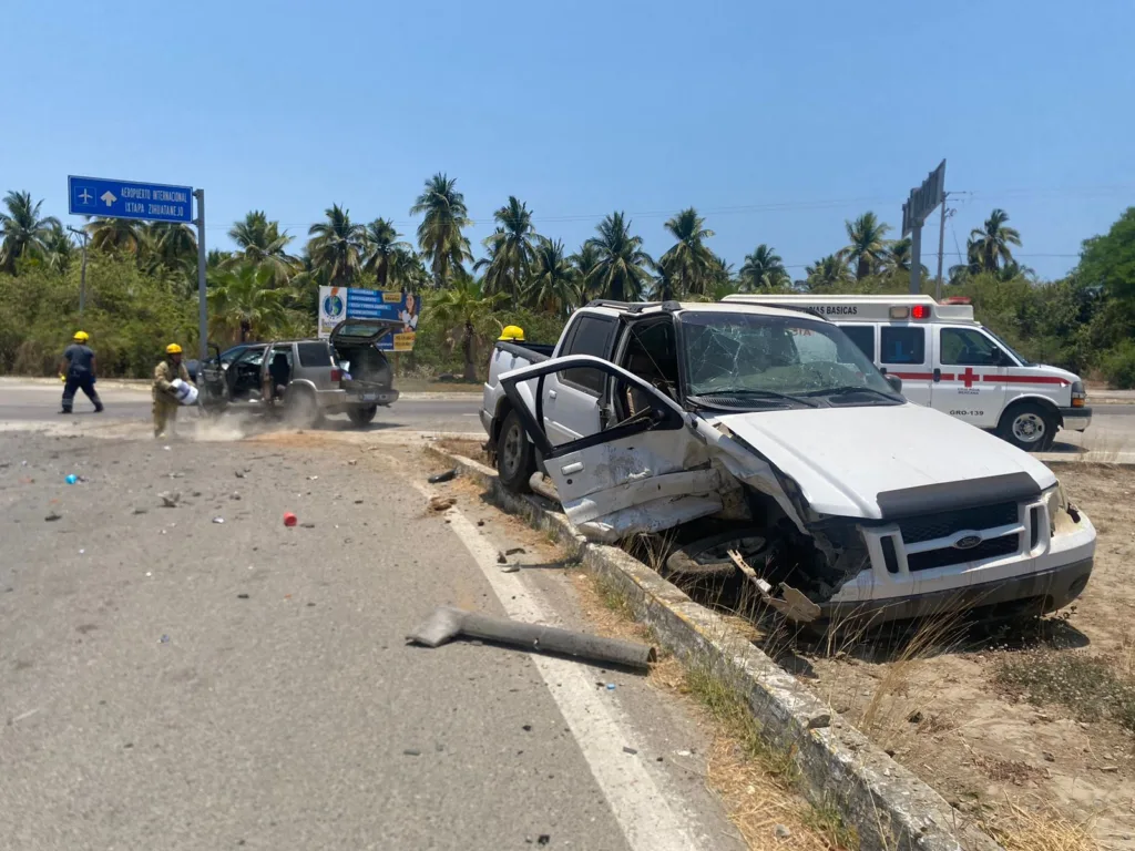 Choque vehicular deja una persona lesionada en Zihuatanejo