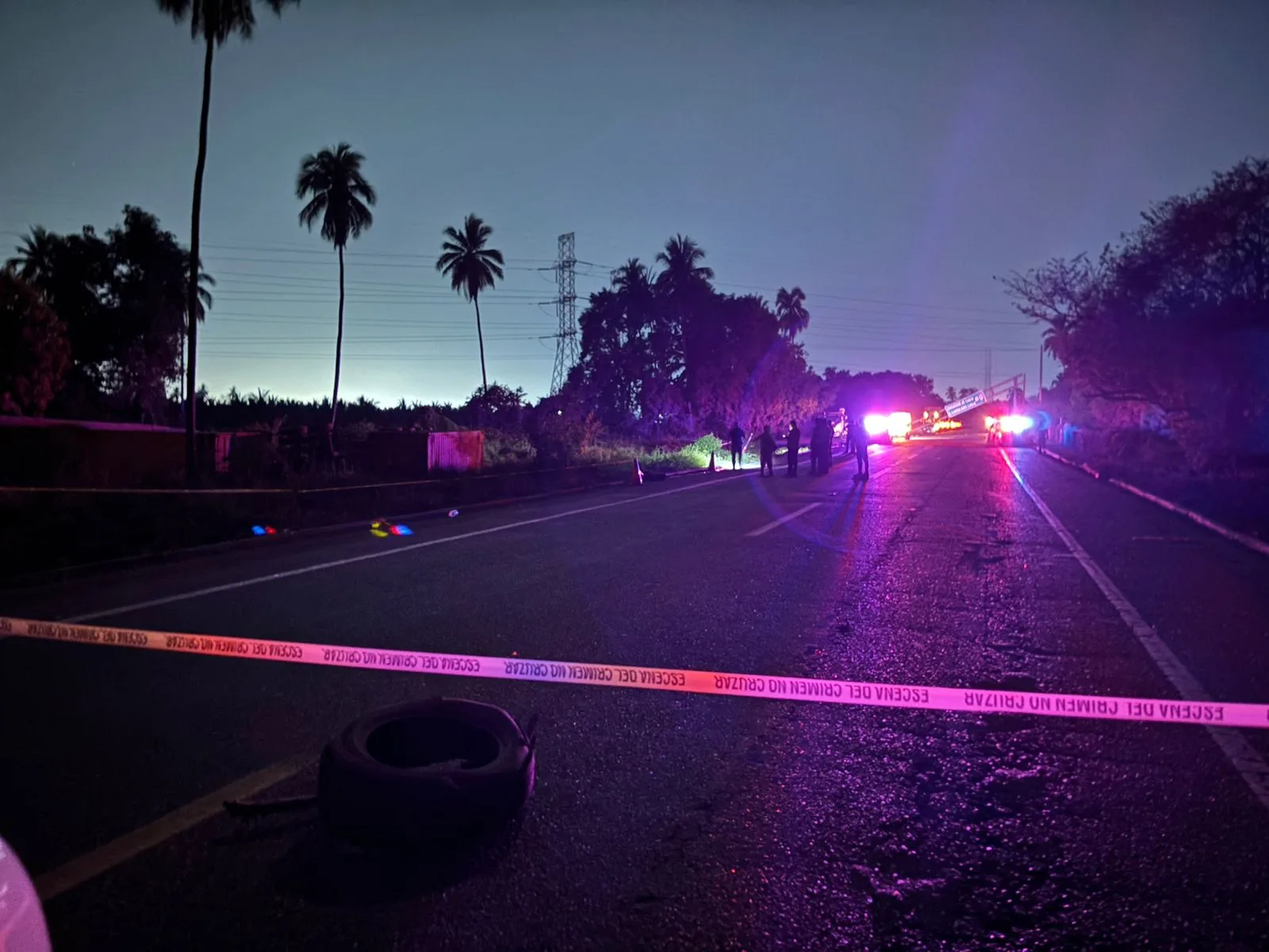 Fatal volcadura de un trailer cobra la vida del chofer en la autopista siglo XXI