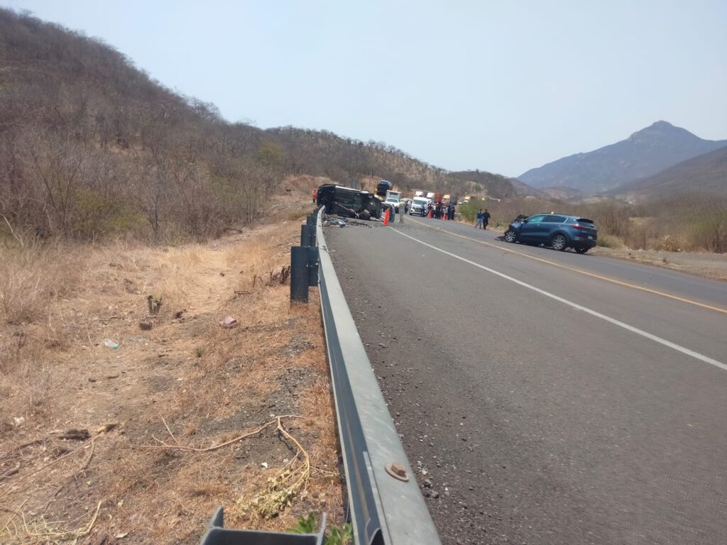 Choque en la autopista Siglo XXI: 2 muertos y 3 heridos