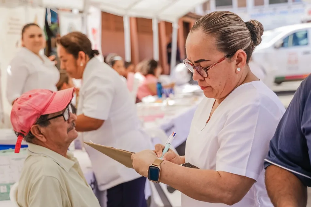 Celebran el día mundial de la hipertensión con brigada médica gratuita en Zihuatanejo