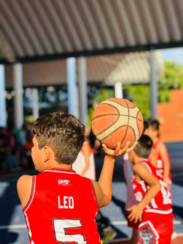 Continúa botando el balón