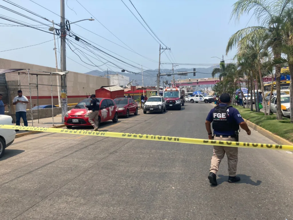Asesinan a balazos a un taxista; una mujer herida, en Acapulco