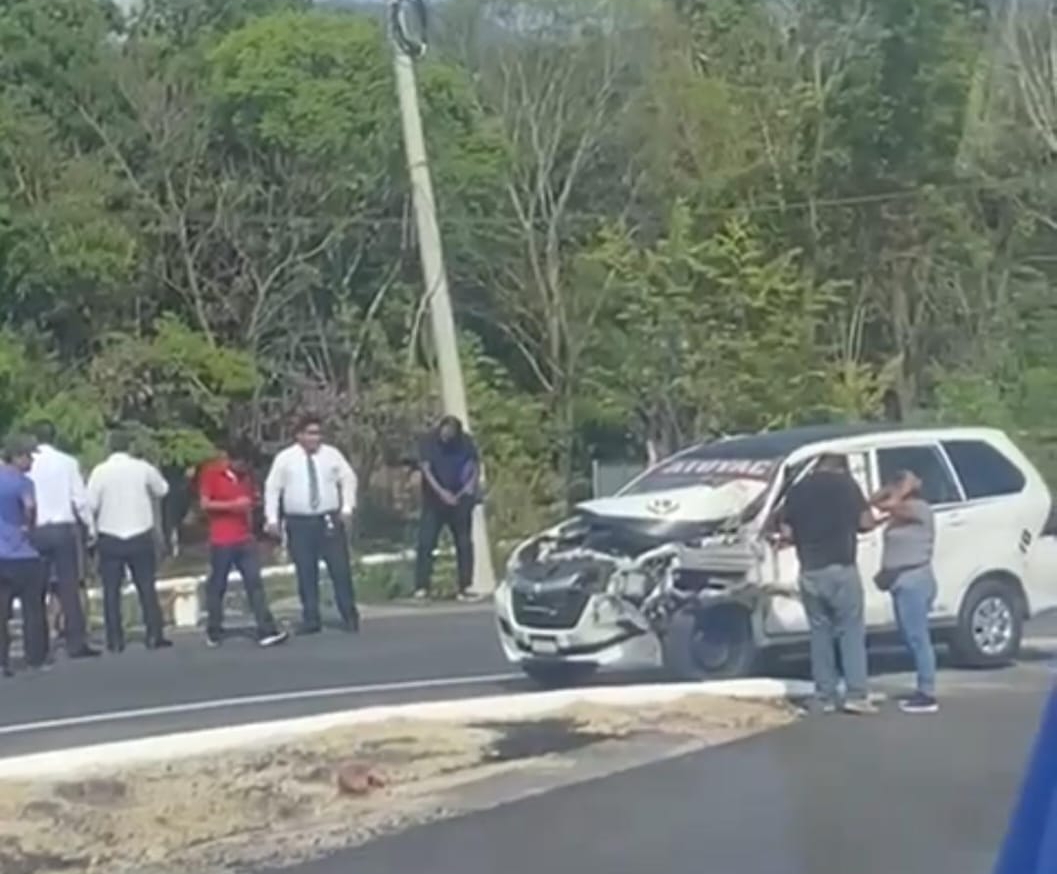 Choca taxi en entronque de Cacalutla