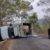 Vuelca camioneta con tambos de gasolina cerca de la comunidad de San Andrés