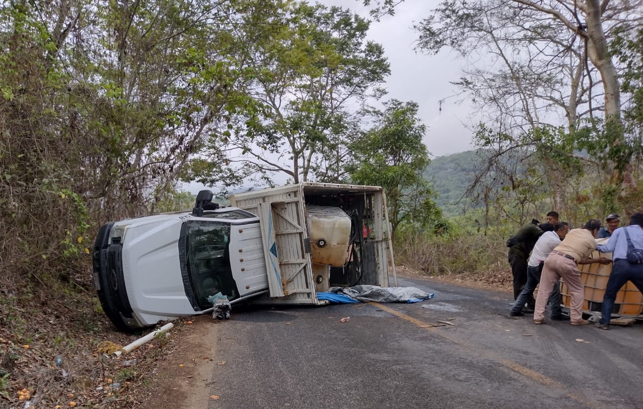 Vuelca camioneta con tambos de gasolina cerca de la comunidad de San Andrés