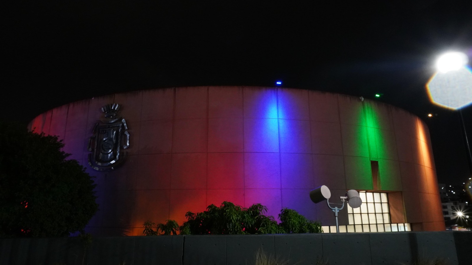 Realizan encendido de luces del orgullo LGBTIQ+ en el congreso del estado