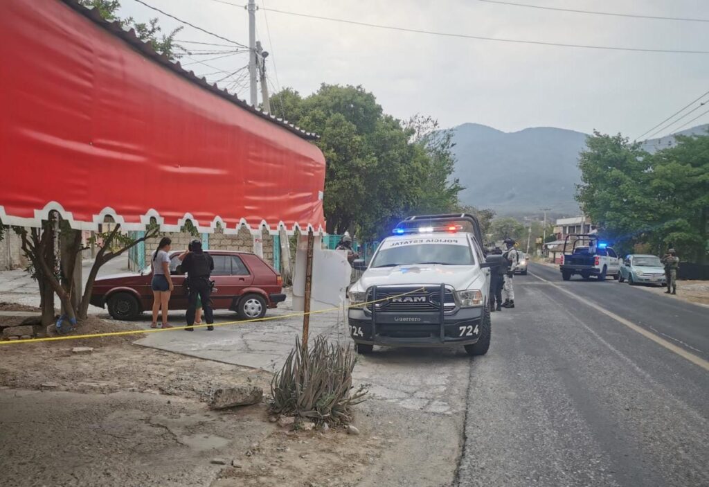Atacan y matan a balazos a un hombre en un auto Golf, en El Naranjo, Iguala
