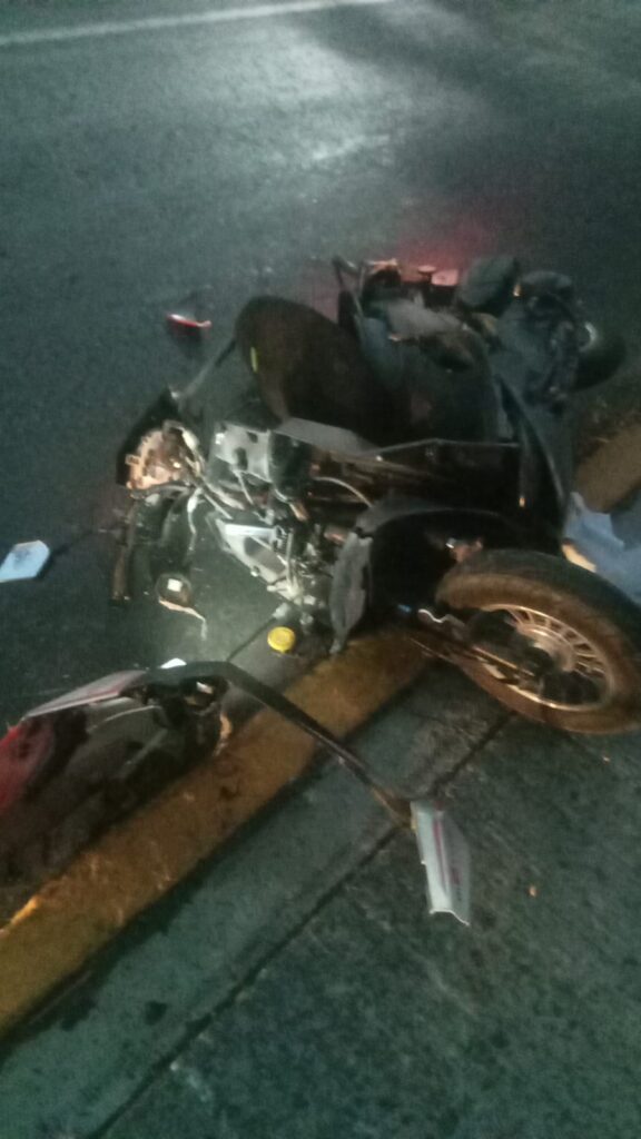 En el bulevar Vicente Guerrero de Chilpancingo… Muere joven que iba en motoneta tras ser embestido por automovilista